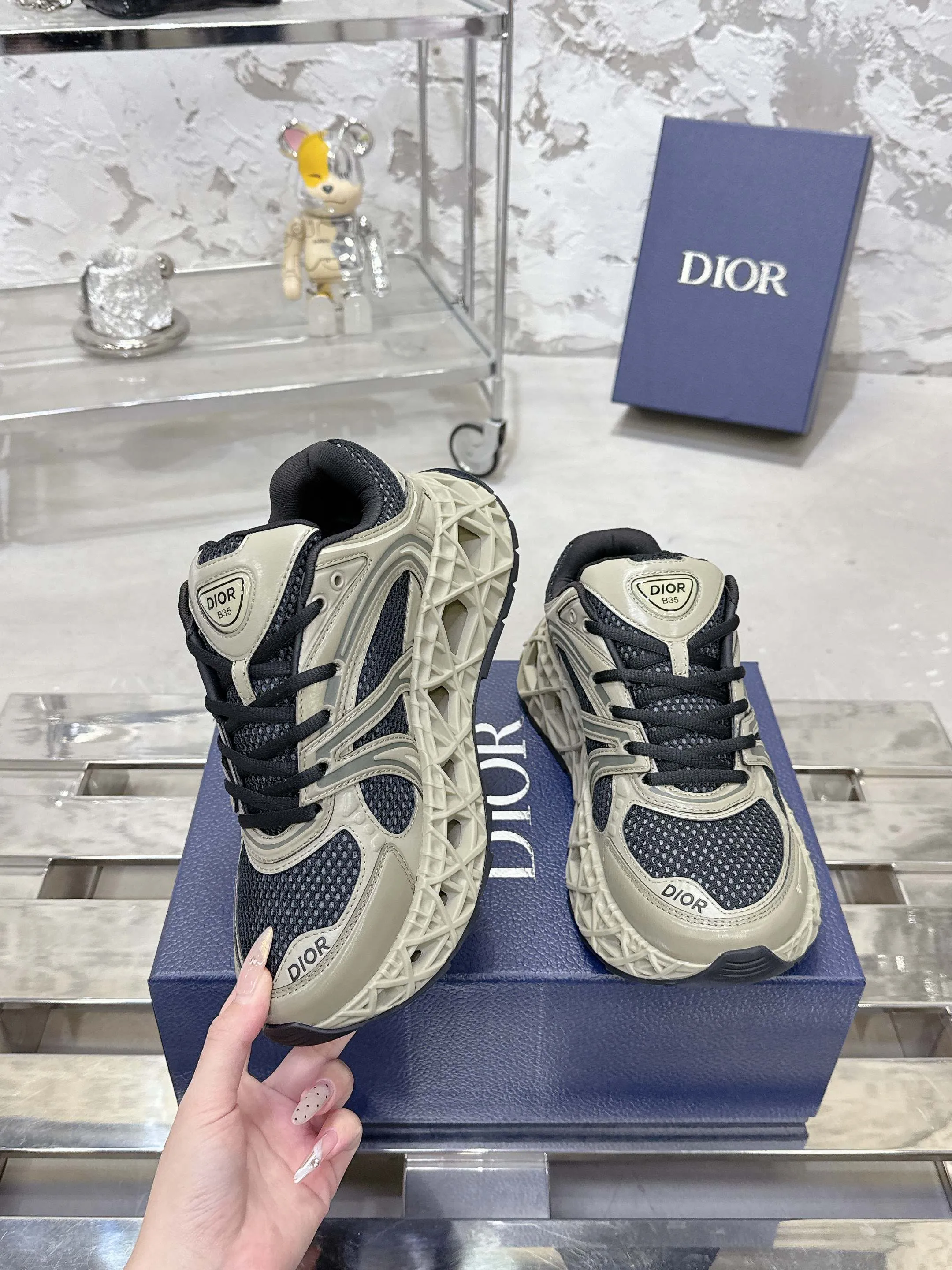 Factory price 780💰 Top version! ! ! Dior (B35) DIOR spring and summer men's wear show, the show was held at the Valle de Grasse School in Paris. Kim Jones drew inspiration from the works of South African artist Hylton Nel. The details of the shoes, clog soles and tribal elements, cleverly blended luxury craftsmanship and practicality, with fresh childishness and bright temperament, creating a new season hot spot. Dior KAWA Dior co-branded casual sports shoes reinterpret running shoes with Dior's high-end style. B35 is made of fine-textured leather and mesh fabric materials. It can be worn in all seasons, is comfortable and breathable, and has multiple lines on the shoe body to outline details. It has a full retro three-dimensional feel and can create a casual look all year round! Fabric: Cowhide/customized cloth material Lining: Imported breathable mesh Outsole: Original molded outsole Size: 39-46 (customized at 45.46)